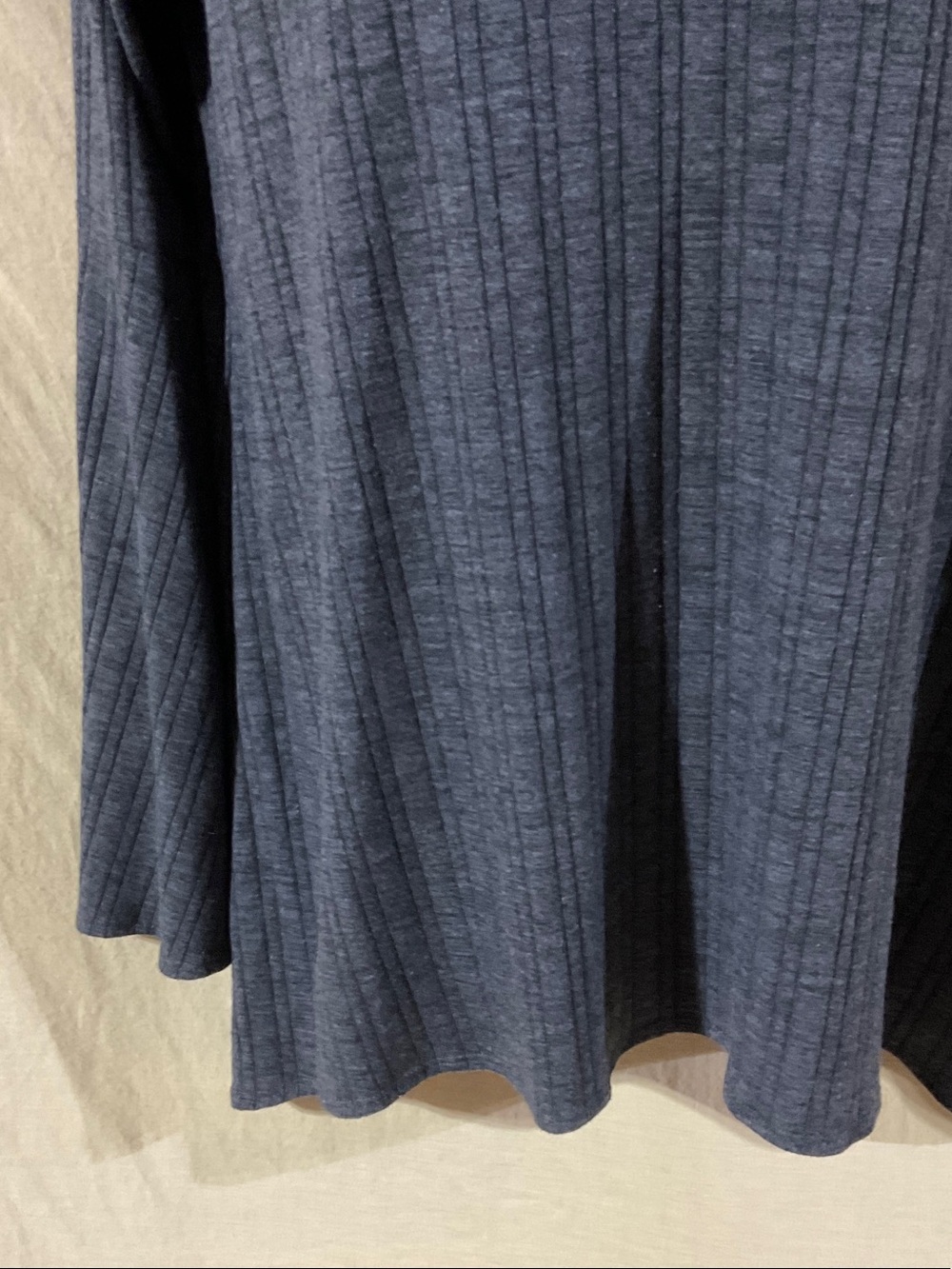 AB Studio Size L Dark Gray Ribbed Crisscross V-Neck Long Sleeve Top - Picture 3 of 6